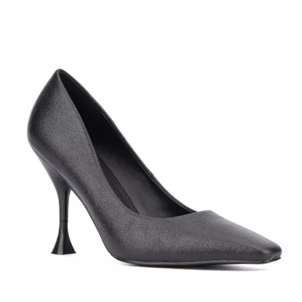 Torgeis Kamana Heels
Size 9